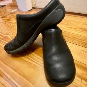 Merrell black comfort clogs